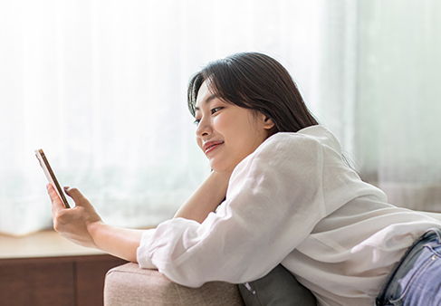 휴대폰을 보고 있는 여자 이미지