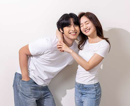 학생을 위로해 주고 있는 여자 선생님