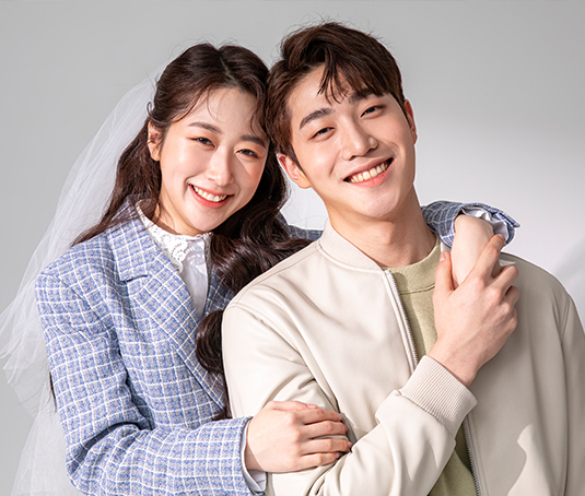 3명의 아이들이 뛰어가는 이미지